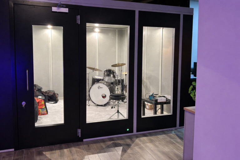 Sala-di-prova-insonorizzata-con-batteria-compress